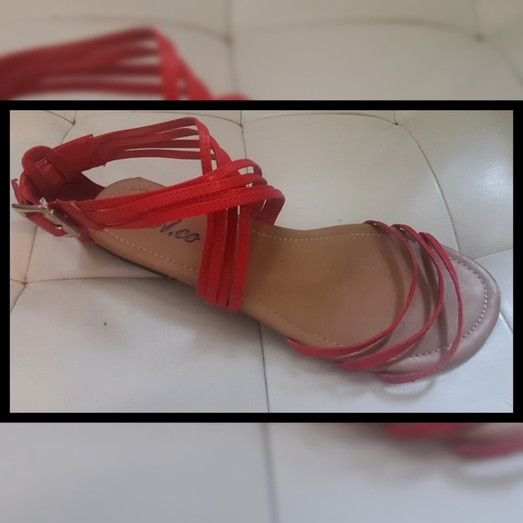 Red strappy flat sandals - Picture 2 of 2